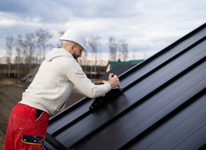 Metal roof installation by professional roofer – Dallas Roofings